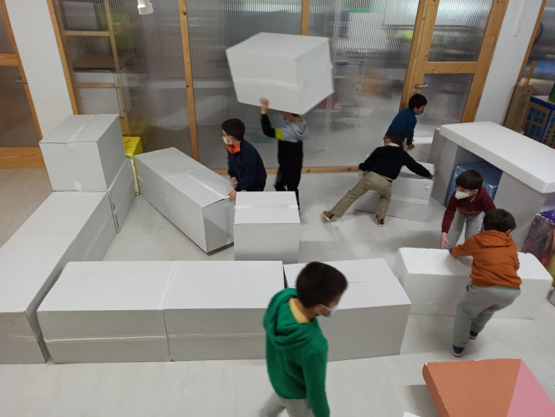 Niños construyendo una ciudad conn cajas grandes