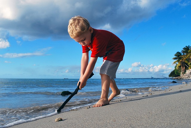 Neno xogando na praia
